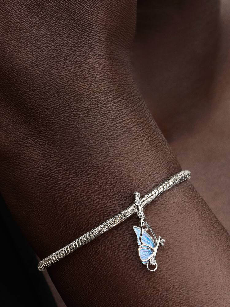 Pandora berlock med vingar och zirkonior närbild