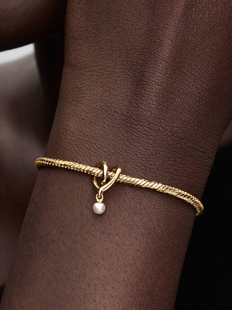 Pandora guldpläterad hjärtberlock med vit sten