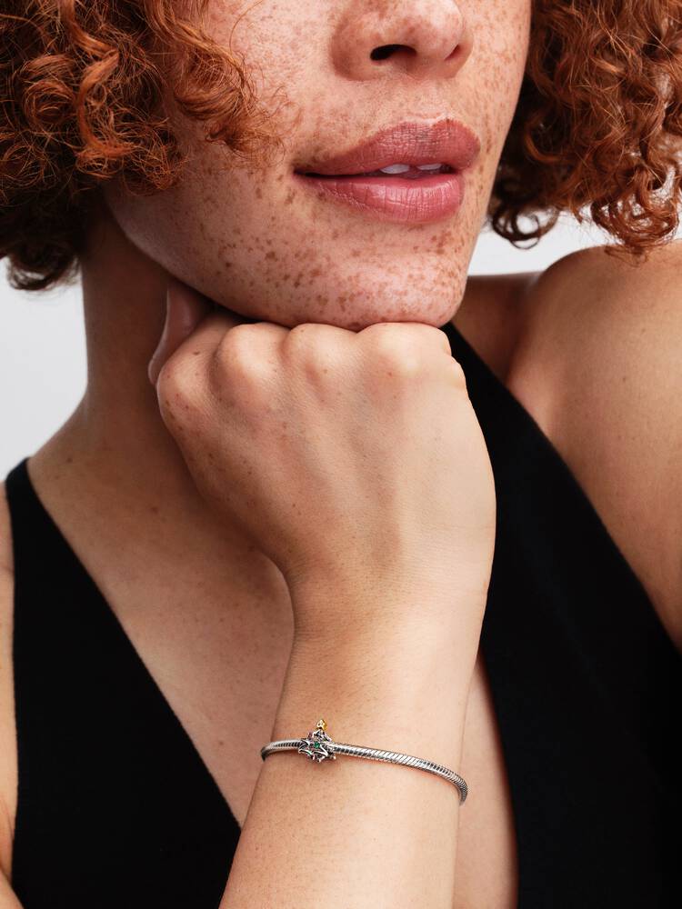 Berlock med stjärnformad topp och färgade kristaller