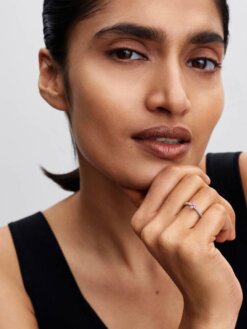 Ring med fjärilsmotiv och glittrande stenar detaljvy