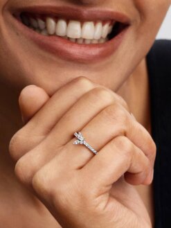 Närbild av glittrande ring med fjäril framifrån