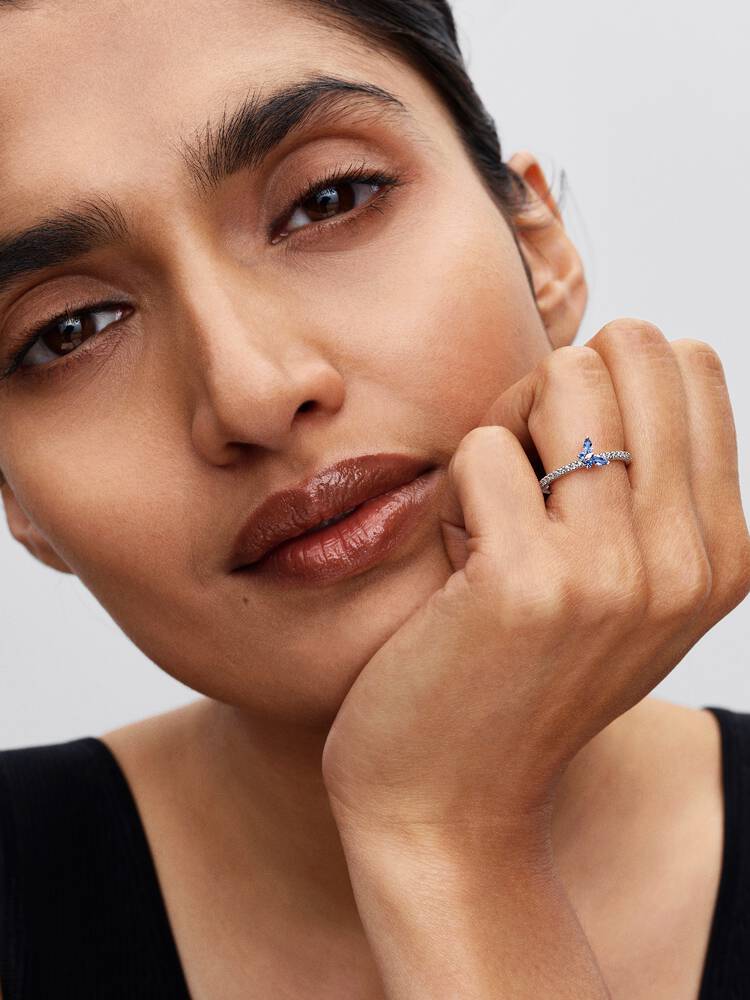 Ring med fjärilsmotiv och glittrande stenar deta