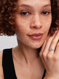 Pandora Moments ring med fyrkantig kristall – gnistrande ring