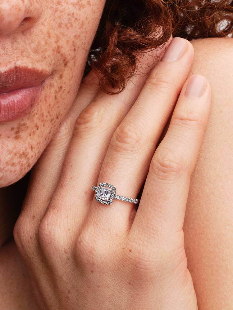 Detaljbild av Pandora glittrande ring med fyrkantig sten