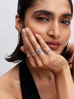 Ring med fjärilsmotiv och glittrande stenar detaljvy