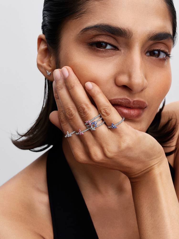 Ring med fjärilsmotiv och glittrande stenar detaljvy