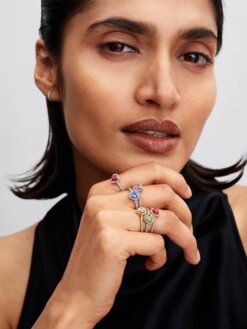 Ring med hjärtformad blå kristall och pavéinfattade stenar