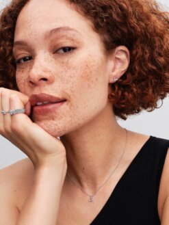 Örhänge med fjärilsmotiv och glittrande stenar