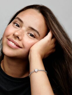 Berlock i hjärtform med rosa stenar detaljvy