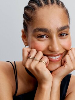 Ring med tiaradesign och ljuslila stenar detaljvy