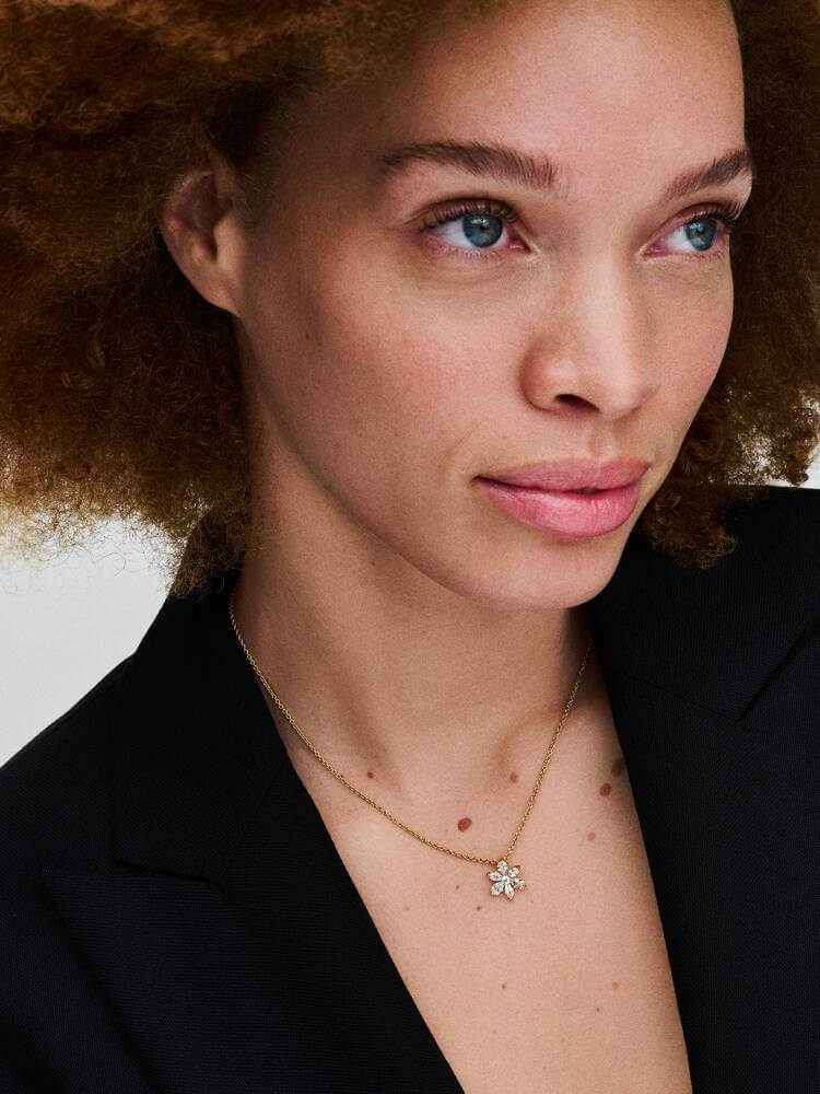 Närbild Pandora Halsband med blomformat hänge framifrån