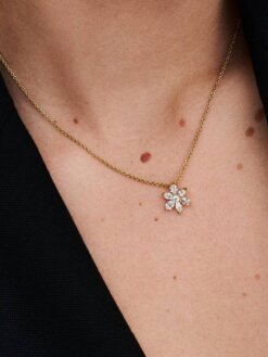 Närbild Pandora Halsband med blomformat hänge framifrån