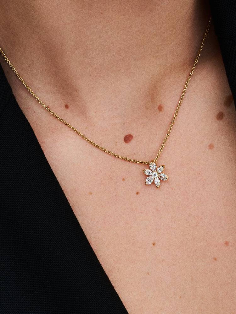 Närbild Pandora Halsband med blomformat hänge framifrån