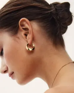 Helix Hoops L Gold – elegant creol med guldfinish och vriden form