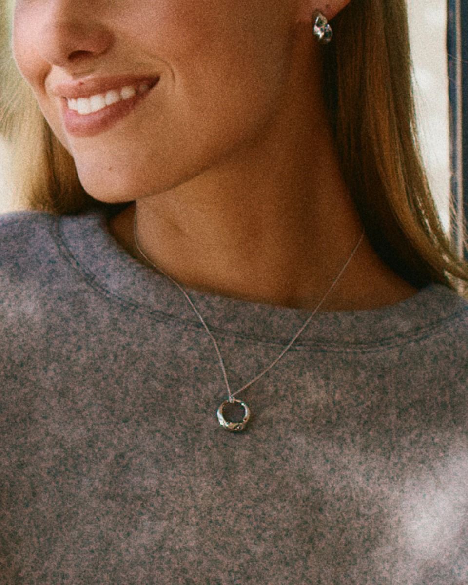 Edblad Helix Necklace S Steel – halsband bärs med casual outfit, framhäver halsringning
