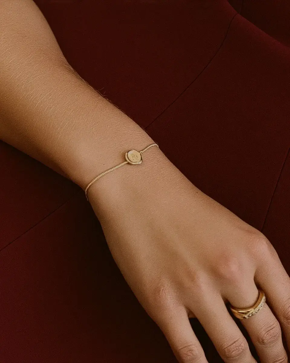 Kvinna bär Edblad Holly Bracelet Gold armband i 14K guld