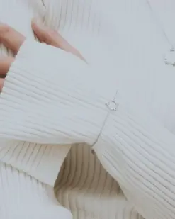 Kvinna bär Edblad Holly Bracelet Steel armband i rostfritt stål