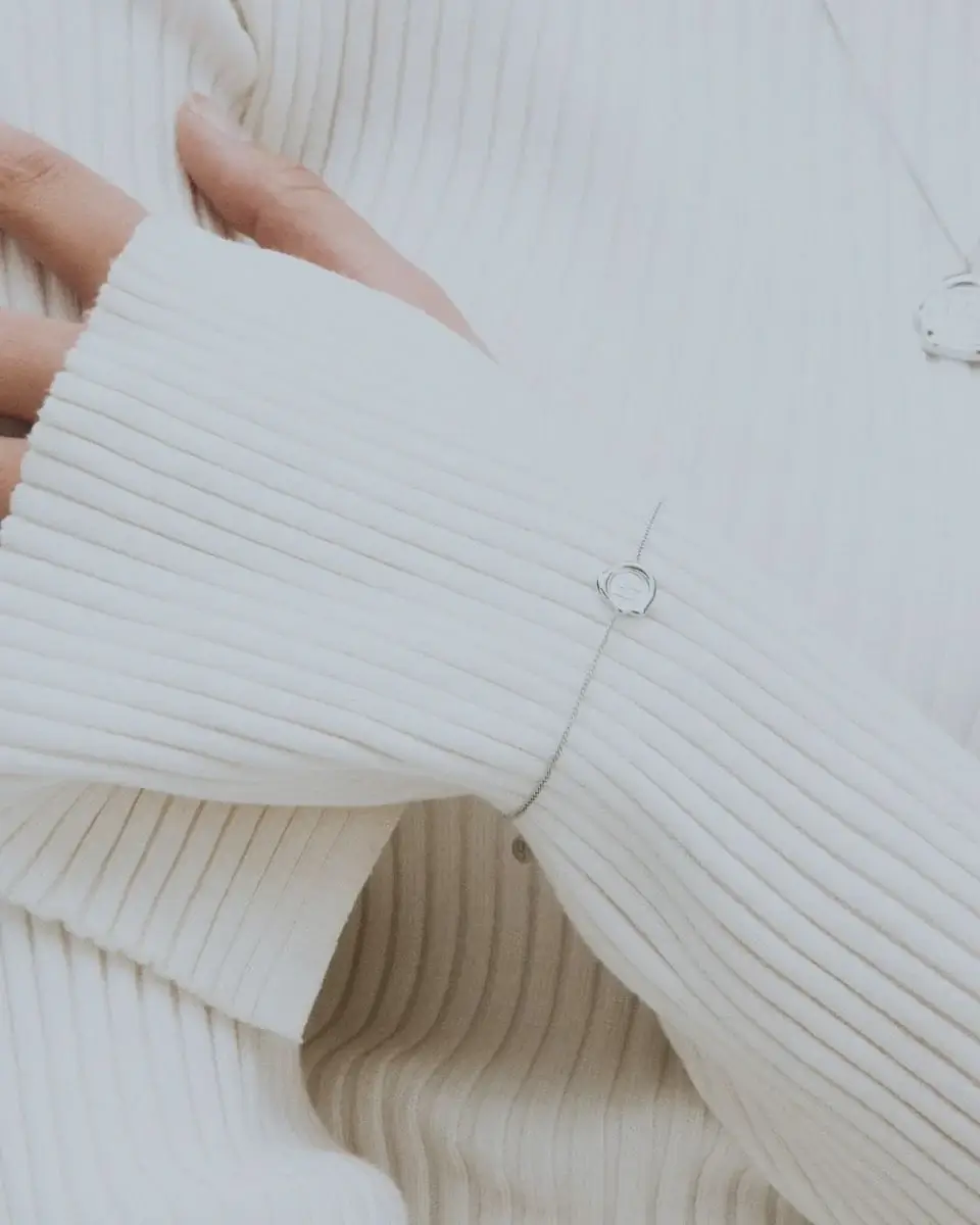 Kvinna bär Edblad Holly Bracelet Steel armband i rostfritt stål