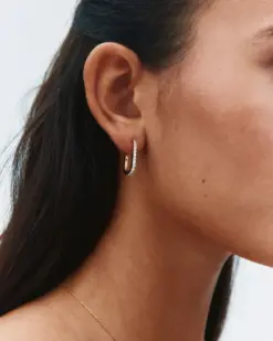 Inez Hoops L Gold – elegant damörhänge i 14K guldpläterat rostfritt stål med glittrande sten