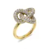 Edblad Infinity Knot Sparkle Ring L Gold närbild knut och stenar