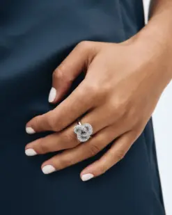 Edblad Infinity Knot Sparkle Ring L Steel – ring på hand stål