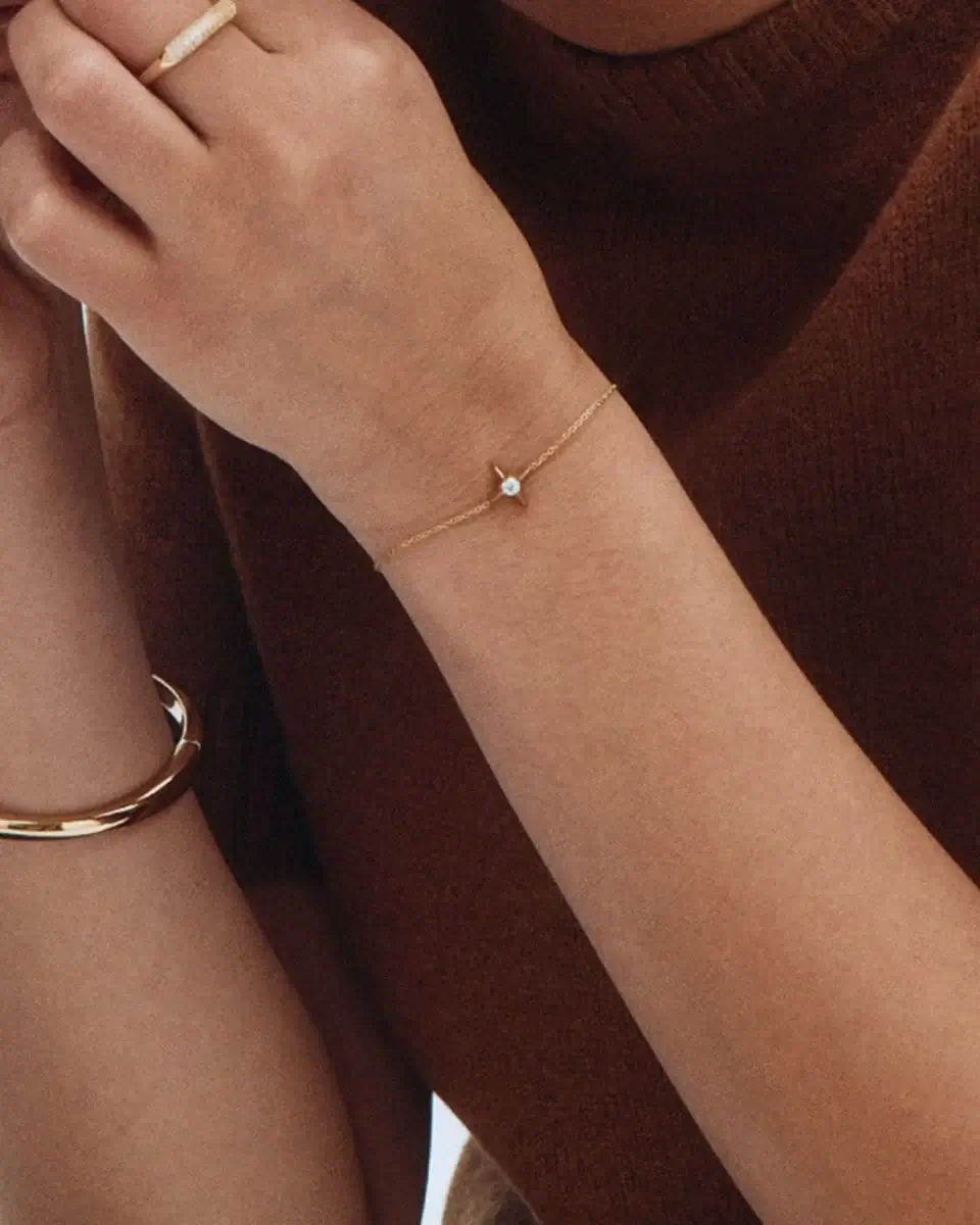Kvinna bär Edblad Stellar Bracelet Gold armband i 14K guld