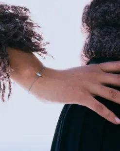 Kvinna bär Edblad Stellar Bracelet Steel armband i rostfritt stål