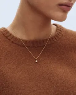 Kvinna bär Edblad Stellar Necklace Gold halsband i 14K guld