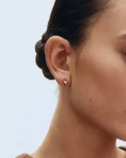 Närbild på Stellar Studs Gold studs med stjärna och glittrande sten