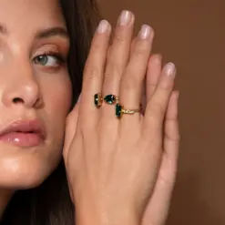 Caroline Svedbom Noelle Ring Emerald – detaljbild av kristallinfattning och ringens yta