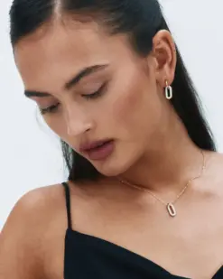 Närbild på Inez Earrings Gold framifrån