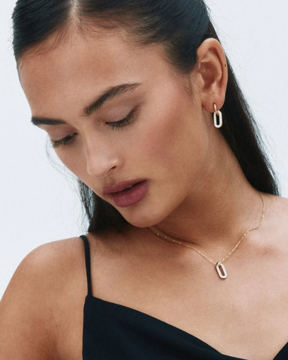 Närbild på Inez Earrings Gold framifrån