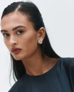 Örhängen guldfärgade med sten detalj