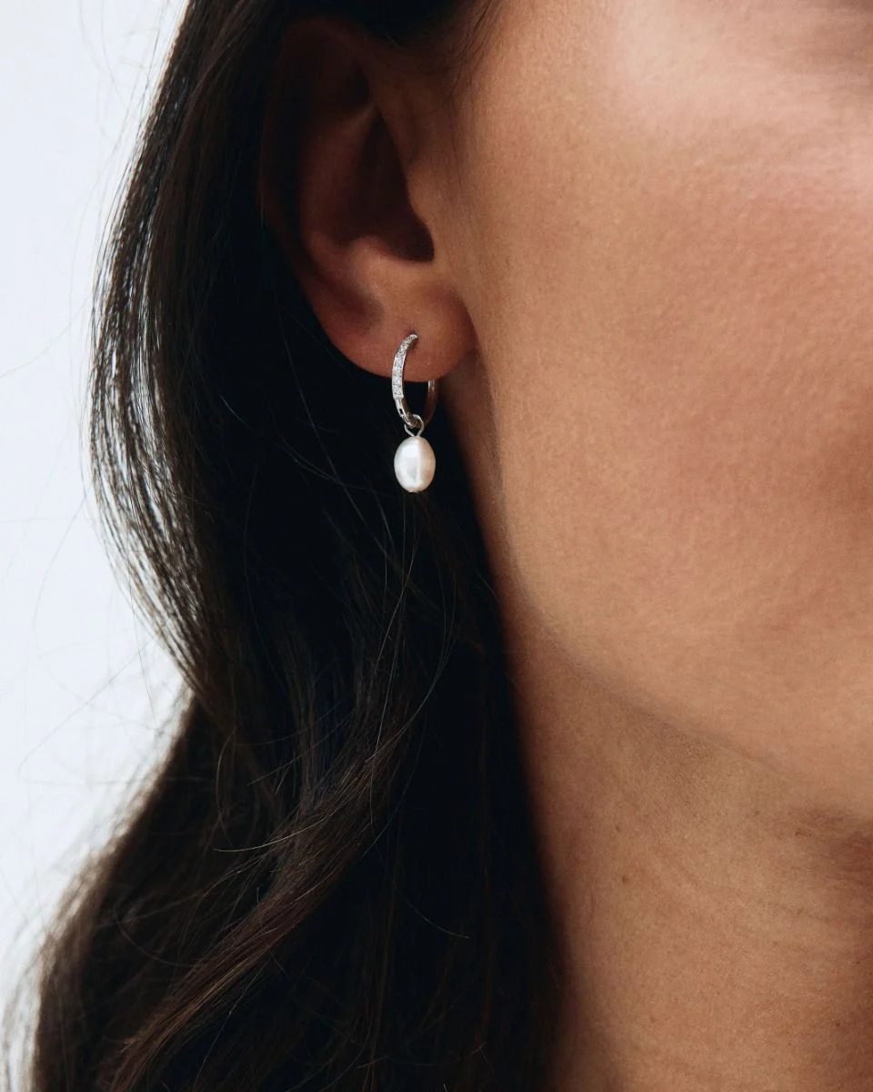 Edblad Perla Hoops Sparkle Steel örhängen med pärla och glittrande stenar