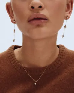 Närbild på Stellar Necklace Gold stjärnhänge med glittrande sten