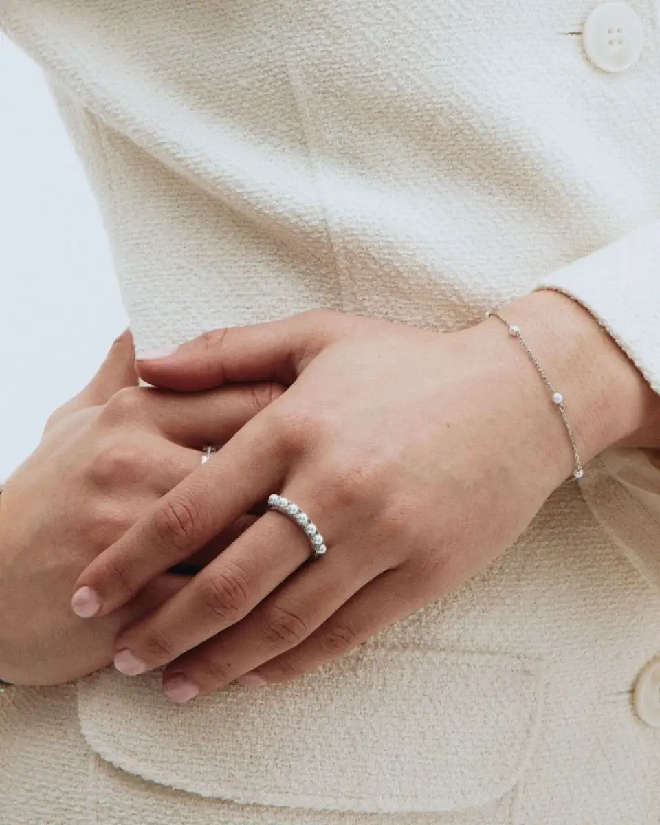 Kvinna bär Edblad Lilo Bracelet Steel armband i rostfritt stål