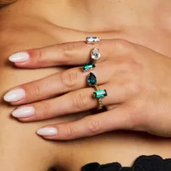 Noelle Ring Emerald – stilren ring med gnistrande emerald-kristall