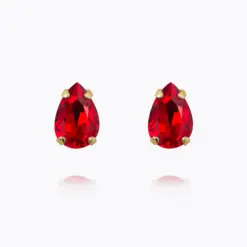 Petite Drop Stud Earrings Light Siam – diskreta örhängen med ljusröd kristall och guldplätering
