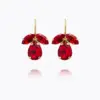 Petite Timo Earrings Light Siam – hängande örhängen med ljusröd kristall och guldfinish