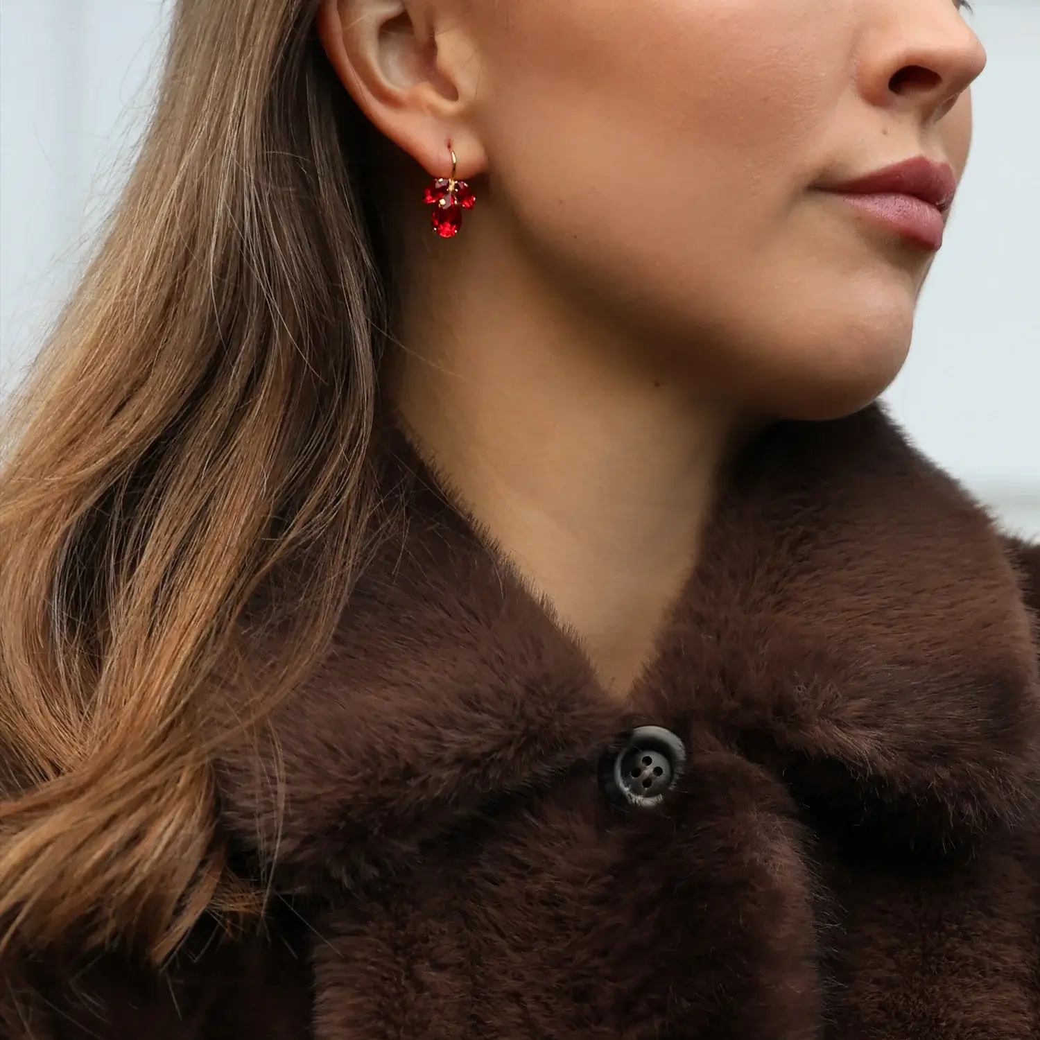 Petite Timo Earrings Light Siam – eleganta smycken med dropp-formad Swarovski-kristall