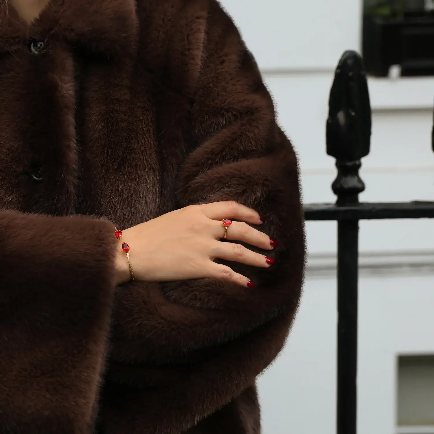 Caroline Svedbom armband Petite Drop Light Siam kristall guldfinish detalj