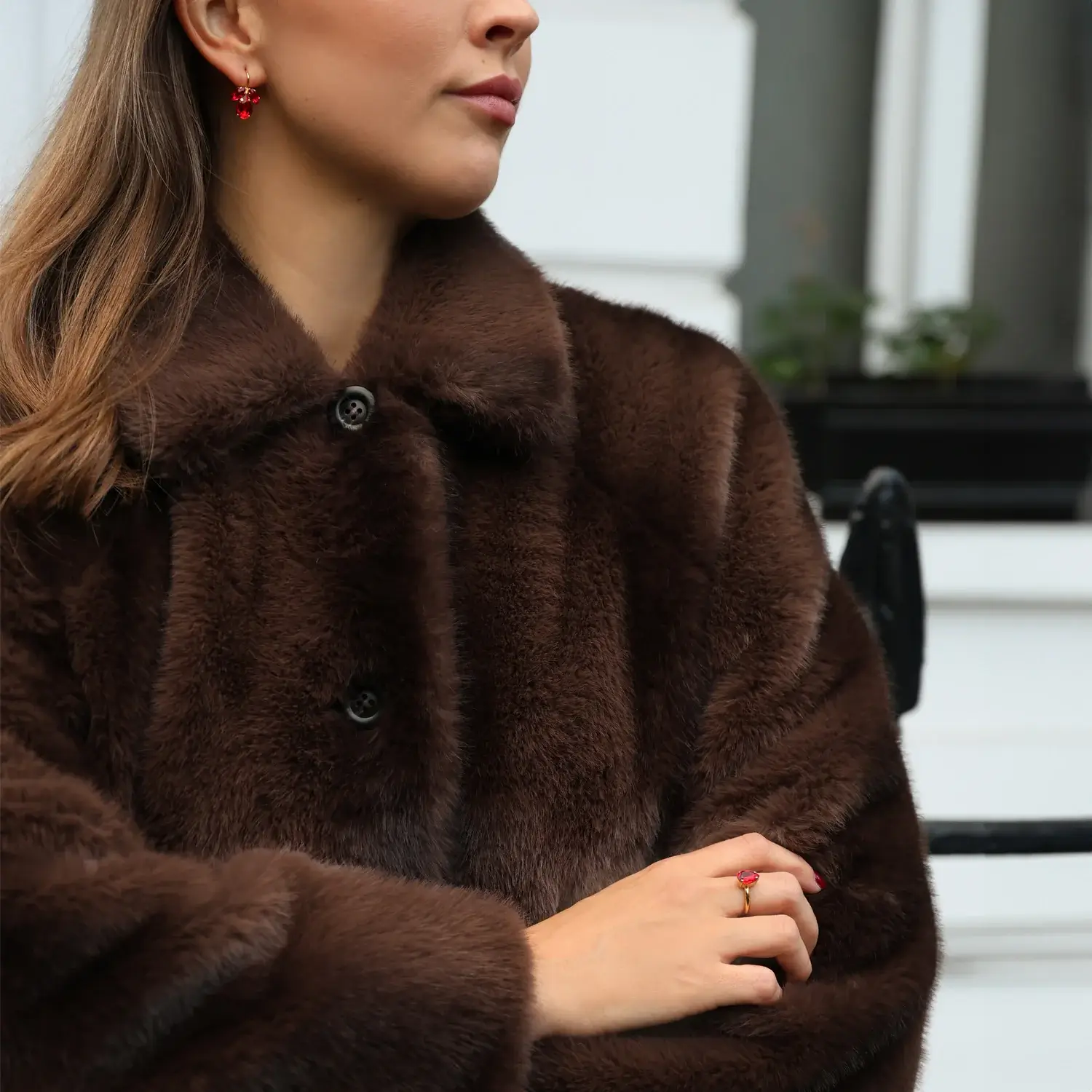 Caroline Svedbom Petite Timo Earrings Light Siam – detaljbild av kristall och infattning