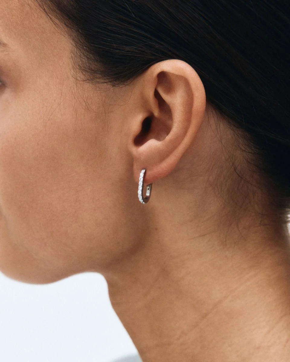 Inez Hoops S Steel – elegant damörhänge med kubisk zirkonia och silverfinish