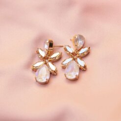Dione Earrings Ivory Delite Combo – gnistrande örhängen med droppformade kristaller