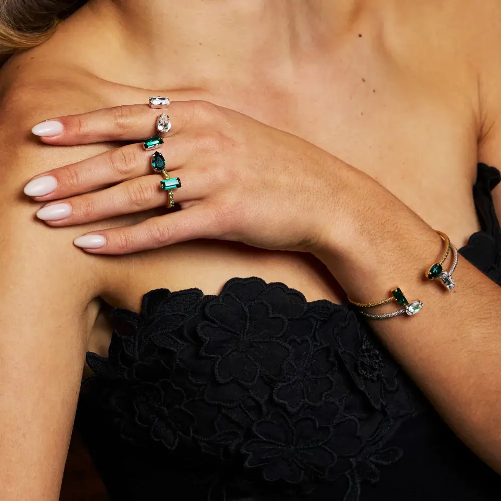 Detaljbild av Swarovski-kristall på Noelle Bracelet Emerald