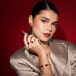 Caroline Svedbom armband Mini Drop Light Siam kristall guldfinish detalj