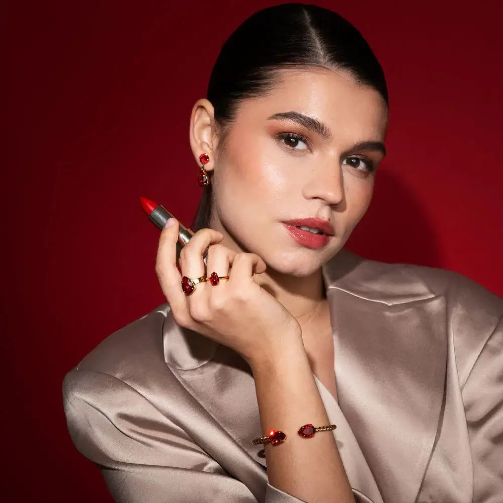 Caroline Svedbom Mini Drop Earrings Light Siam – detaljbild av kristall och stift