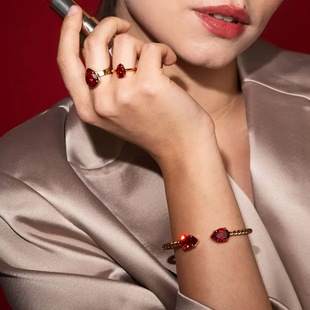 Caroline Svedbom mini drop armband på handled