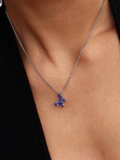 Närbild på Pandora Halsband med fjäril framifrån