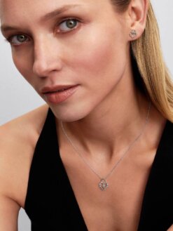 Pandora Sparkling Heart Padlock halsband på modell